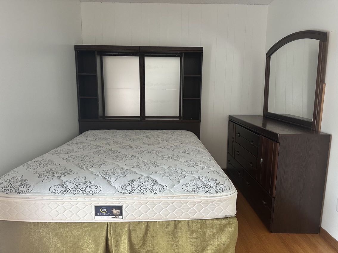 搬家大甩卖多个床，床架，床垫，钢化玻璃桌面课桌，柜子，全部处理，有需要的朋友可以联系368-886-0866 - 2