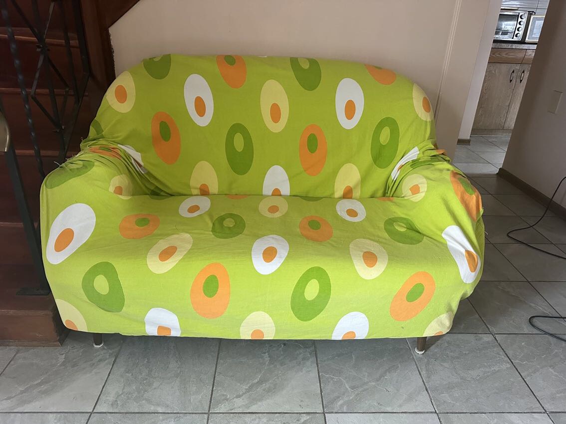 搬家大甩卖多个床，床架，床垫，钢化玻璃桌面课桌，柜子，全部处理，有需要的朋友可以联系368-886-0866 - 5