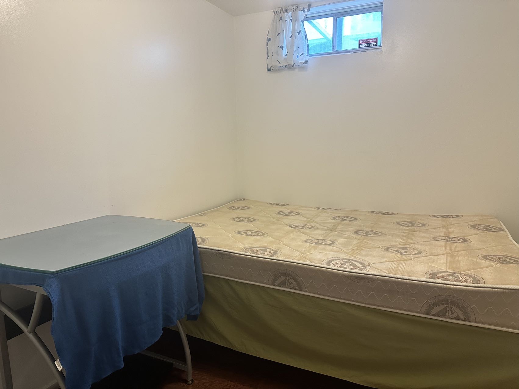 搬家大甩卖多个床，床架，床垫，钢化玻璃桌面课桌，柜子，全部处理，有需要的朋友可以联系368-886-0866 - 8