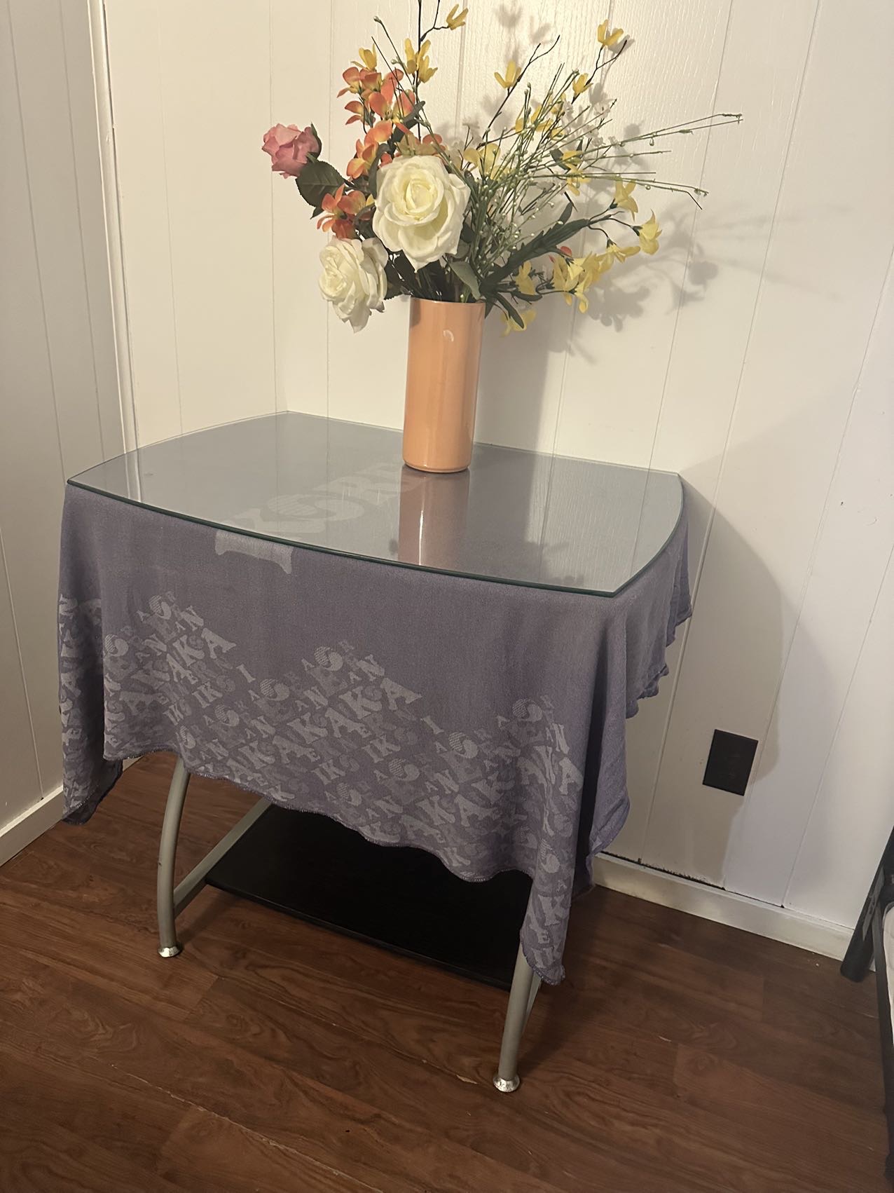 搬家大甩卖多个床，床架，床垫，钢化玻璃桌面课桌，柜子，全部处理，有需要的朋友可以联系368-886-0866