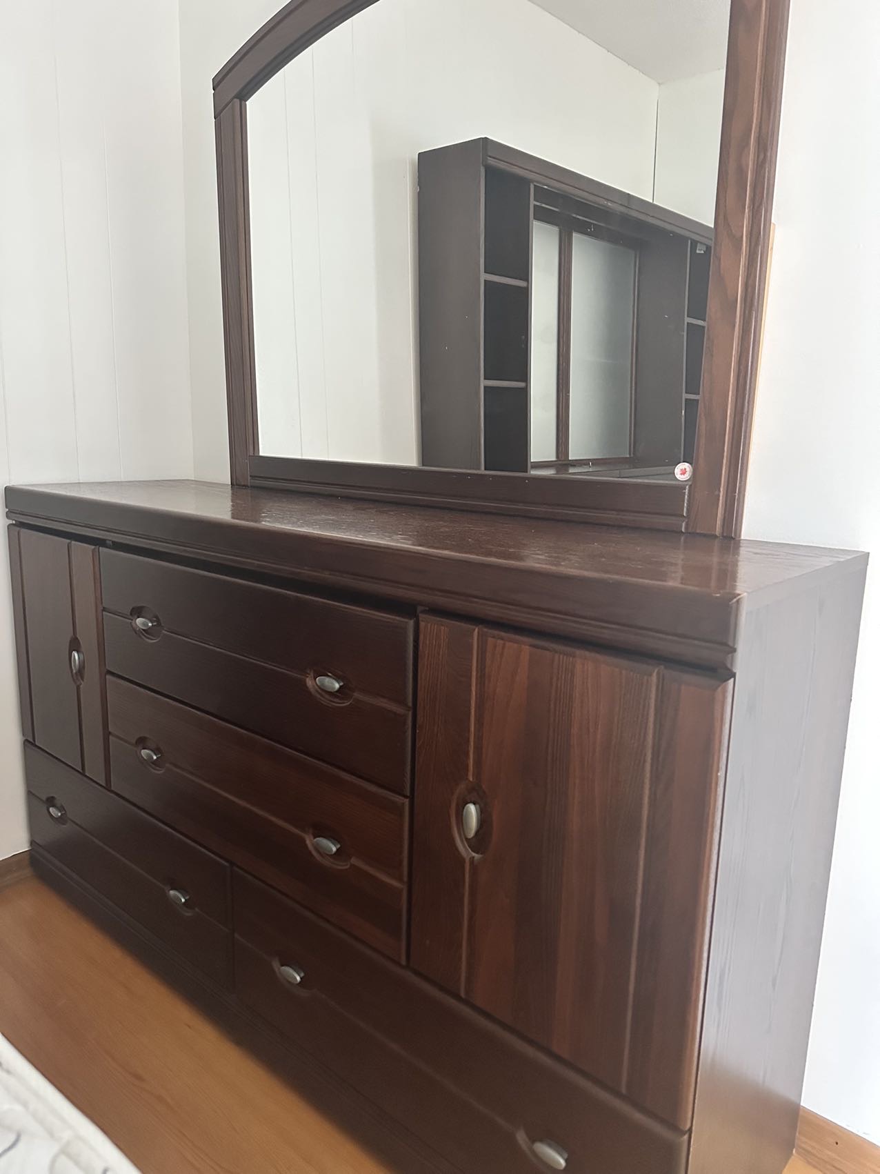 搬家大甩卖多个床，床架，床垫，钢化玻璃桌面课桌，柜子，全部处理，有需要的朋友可以联系368-886-0866 - 4