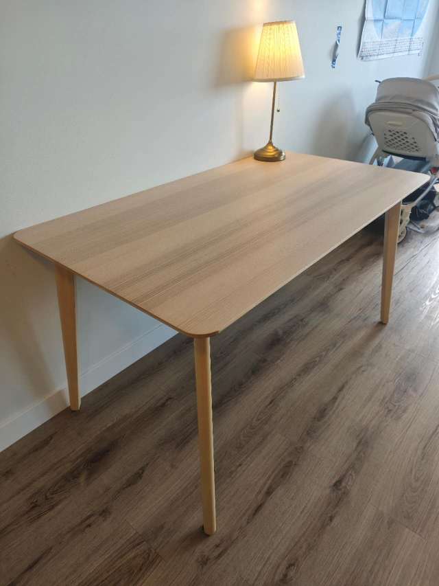 实木餐桌，送椅子2把 