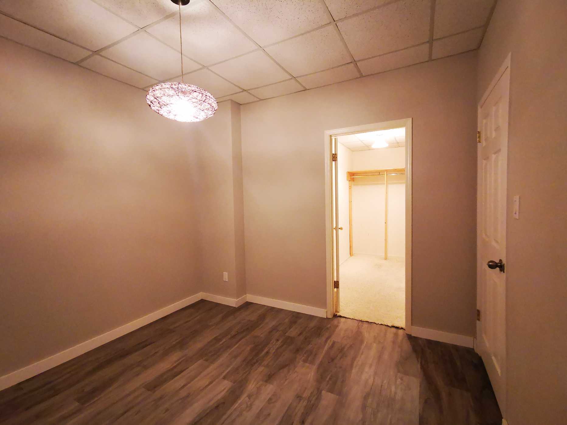 里贾纳东区wascana社区house地下室招租 - 2