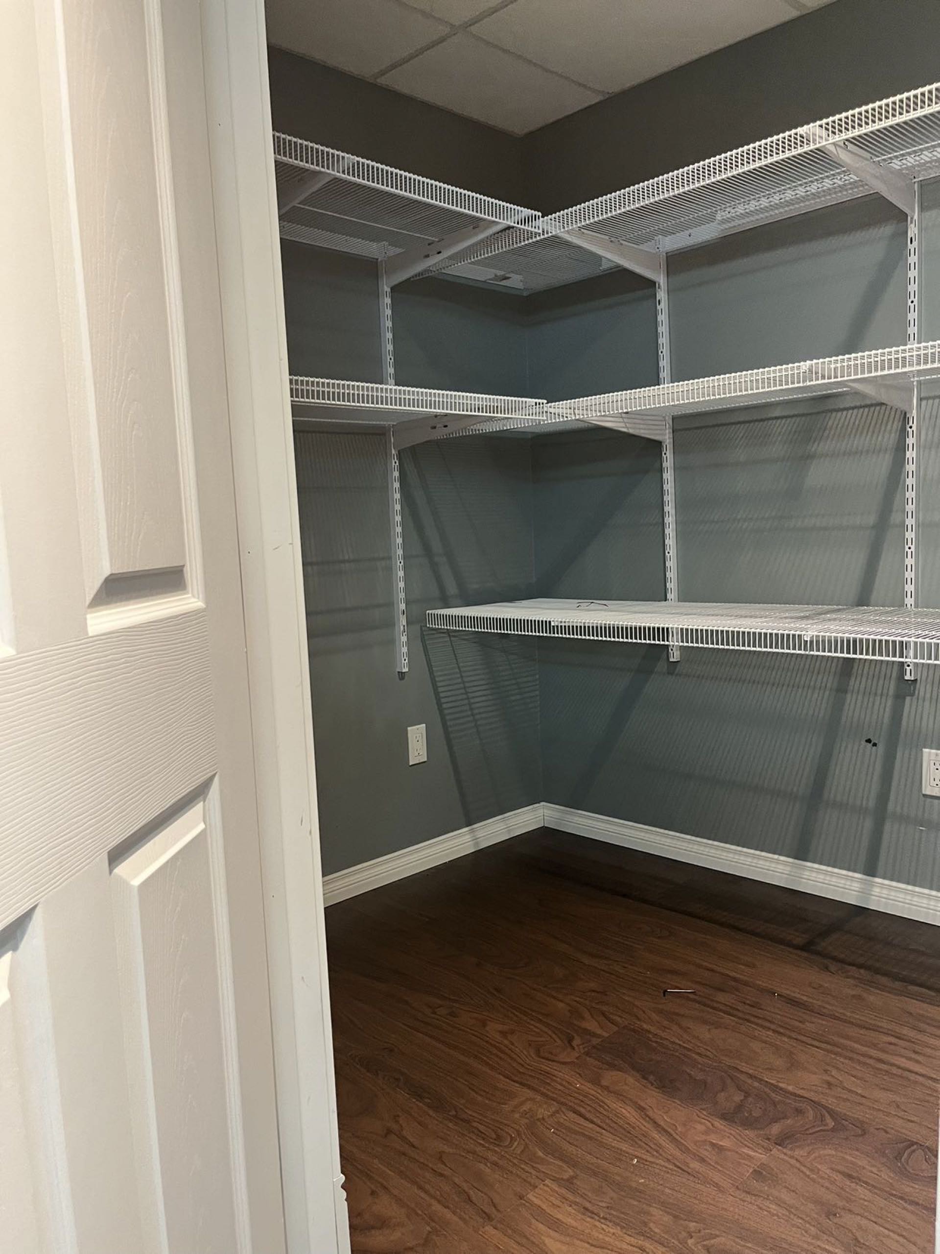 里贾纳东区地下室出租（6月25日后可入住） - 6