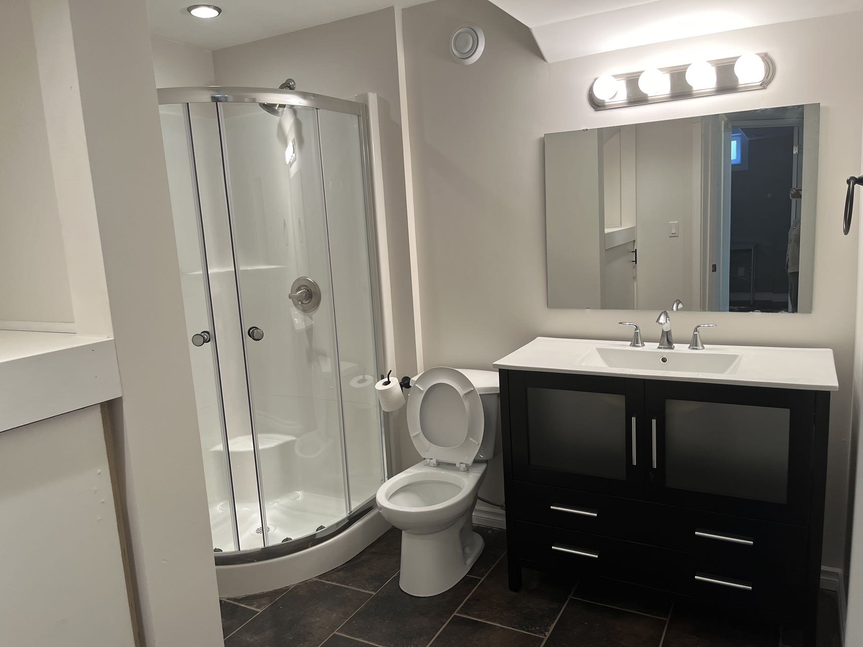 里贾纳东区地下室出租（6月25日后可入住） - 5