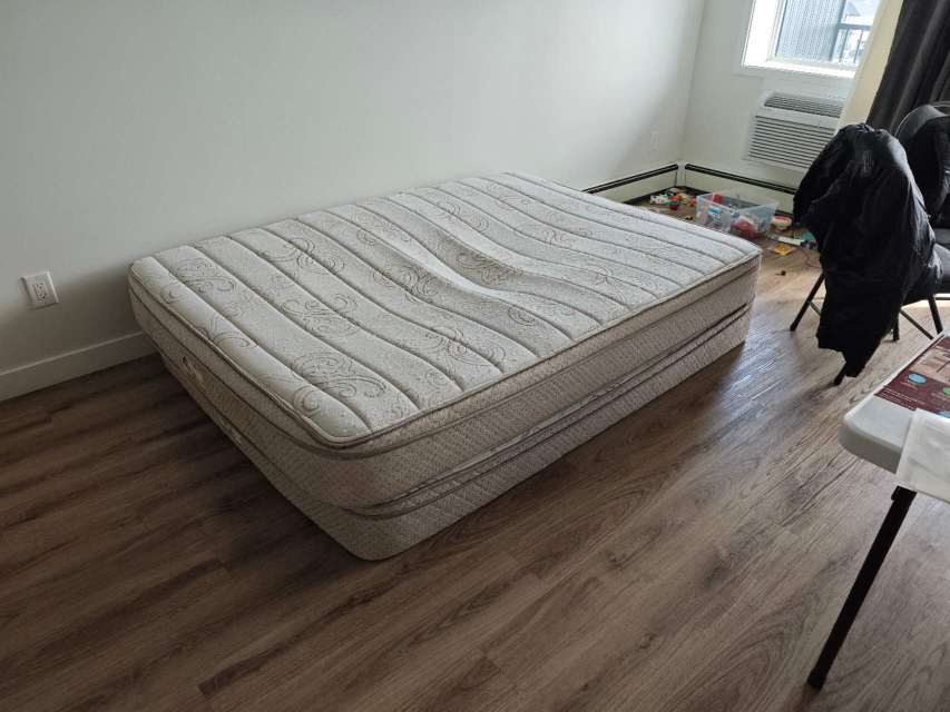 2个queen软床垫免费自取