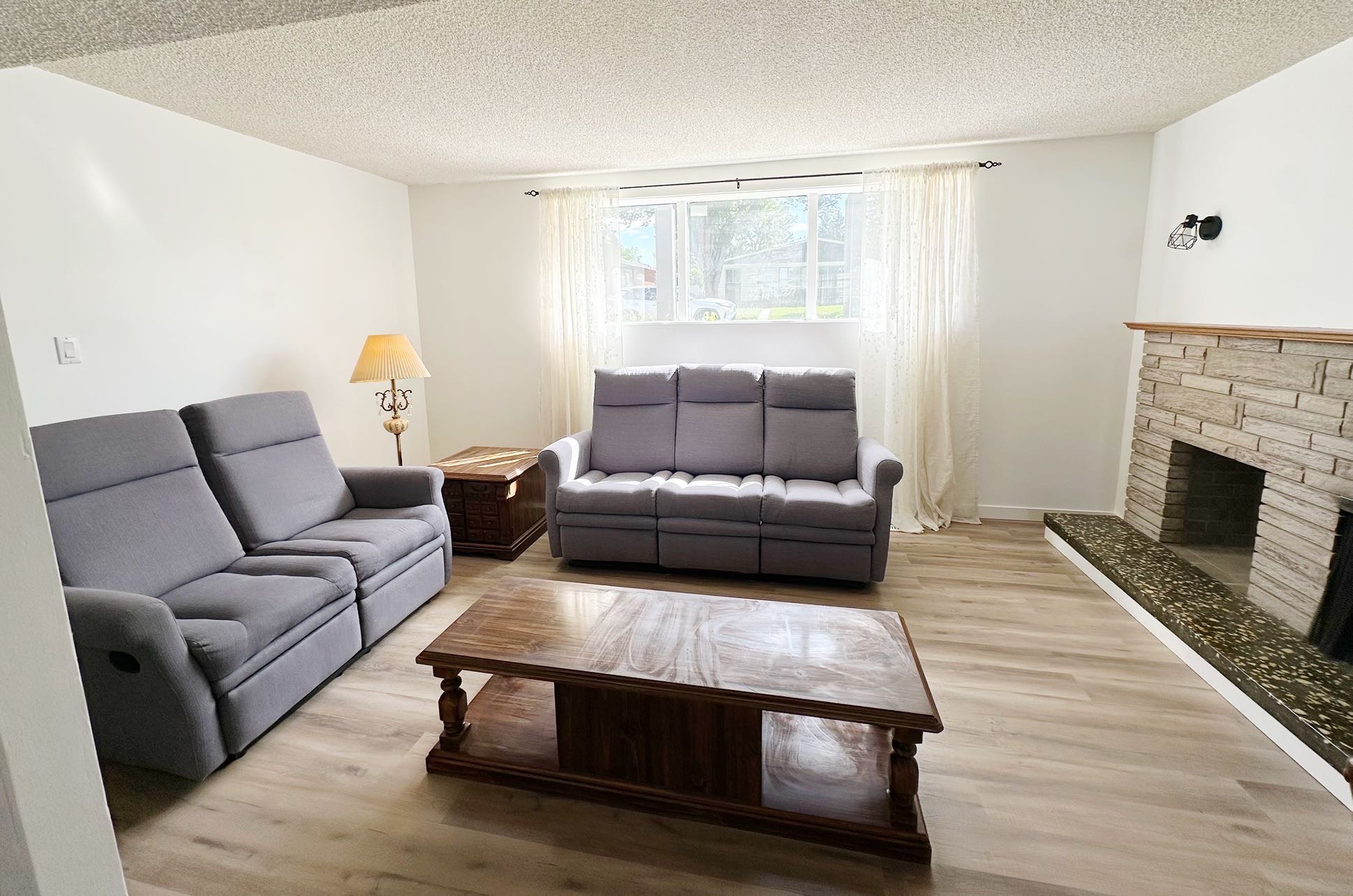 8街附近新装修2房出租，找一个男生合租