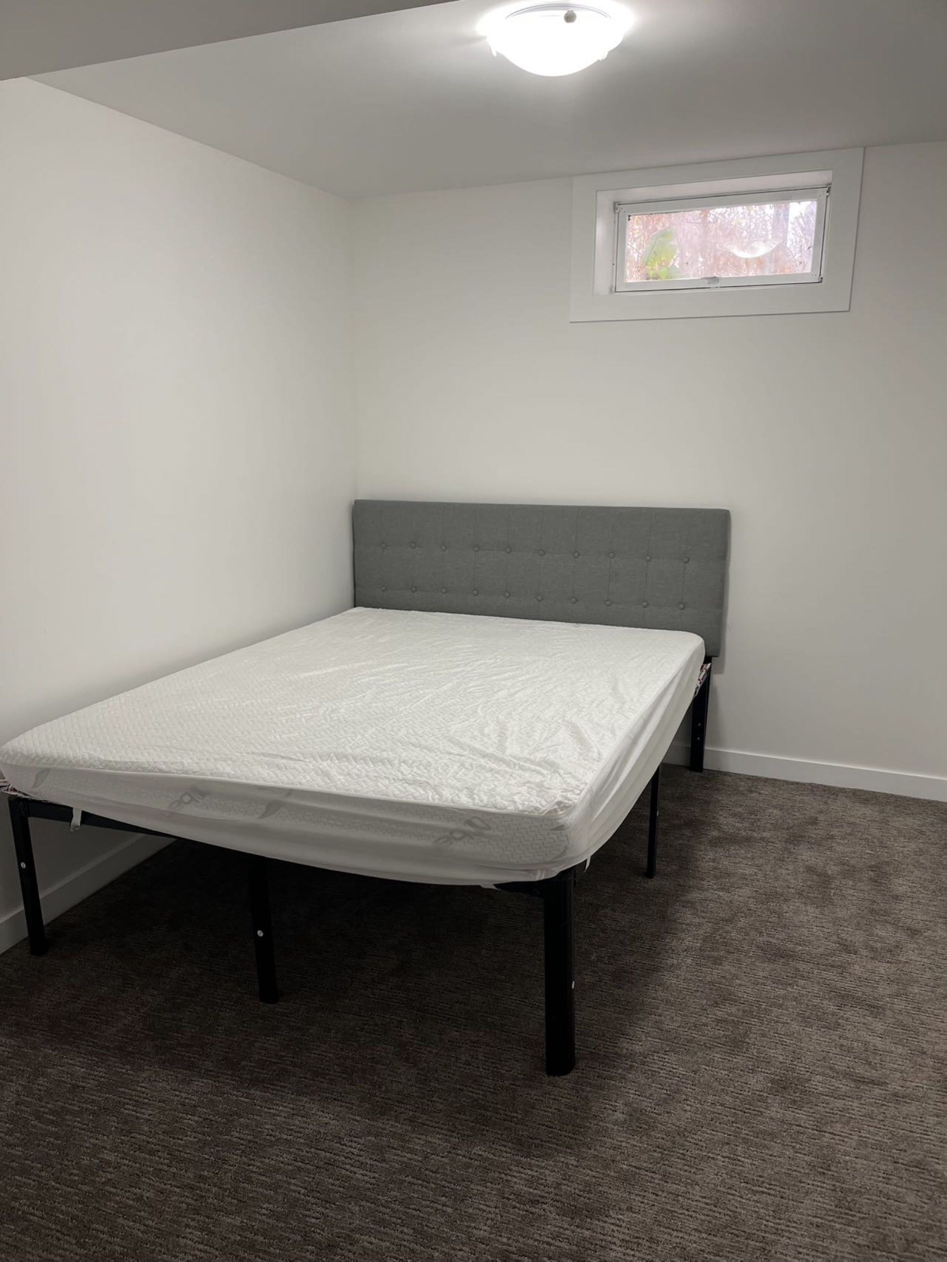 东区地下室独立入口2居室套件全新！ - 2