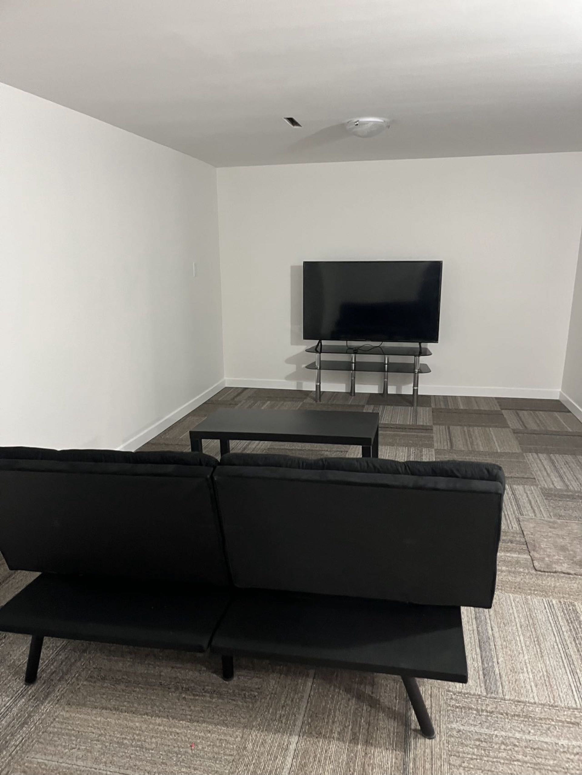 东区地下室独立入口2居室套件全新！