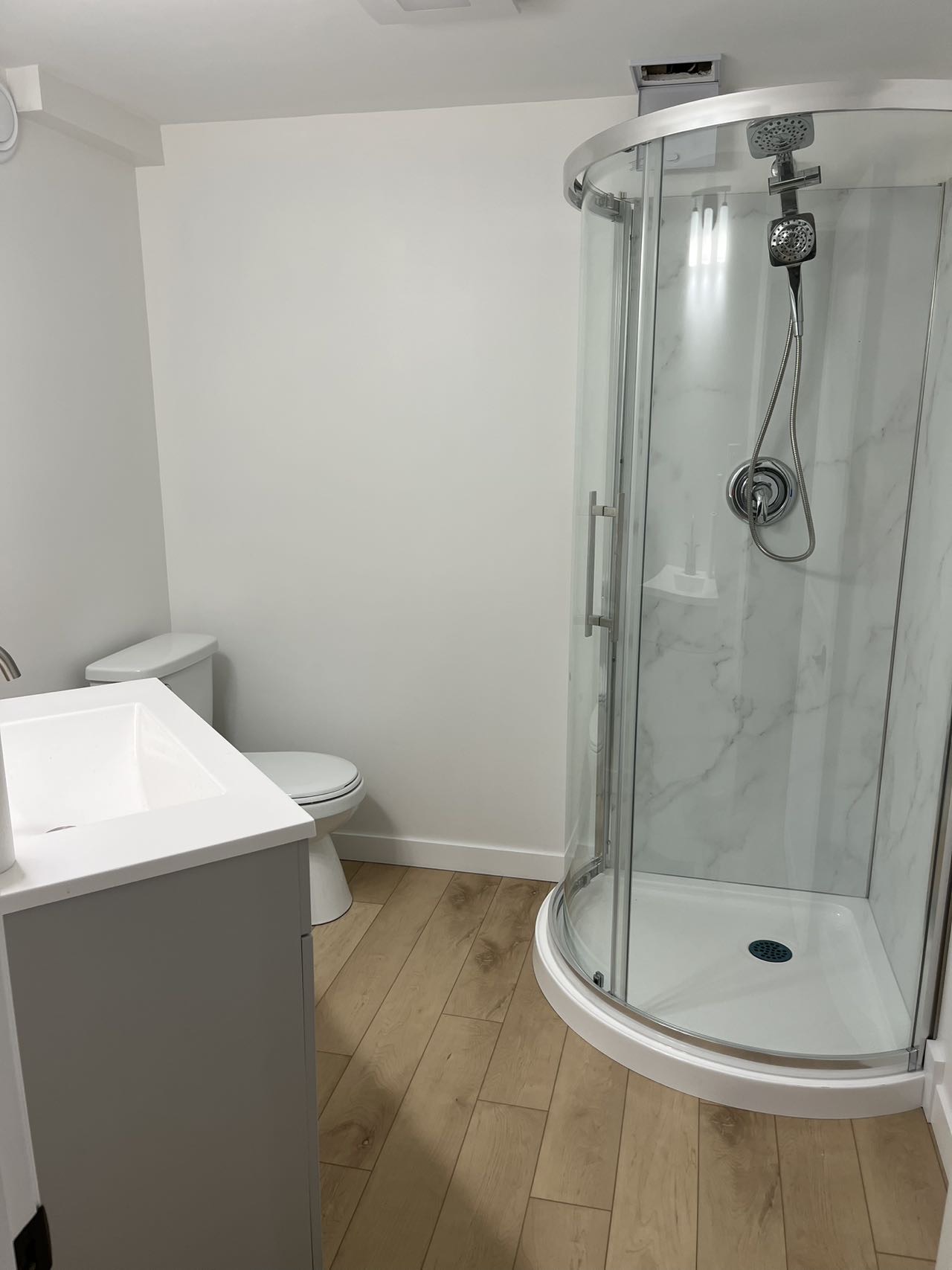 东区地下室独立入口2居室套件全新！ - 4