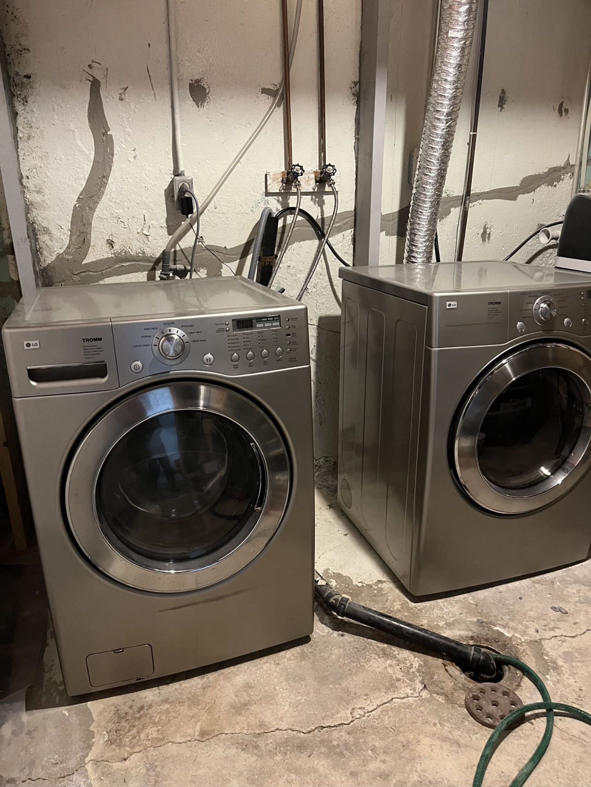 东区地下室独立入口2居室套件全新！ - 3