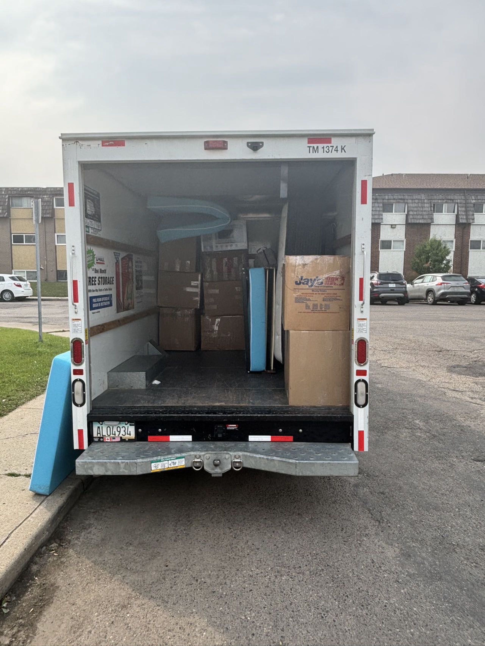 萨斯卡通搬家服务，我们也提供搬运服务,有皮卡车箱和厢式货车