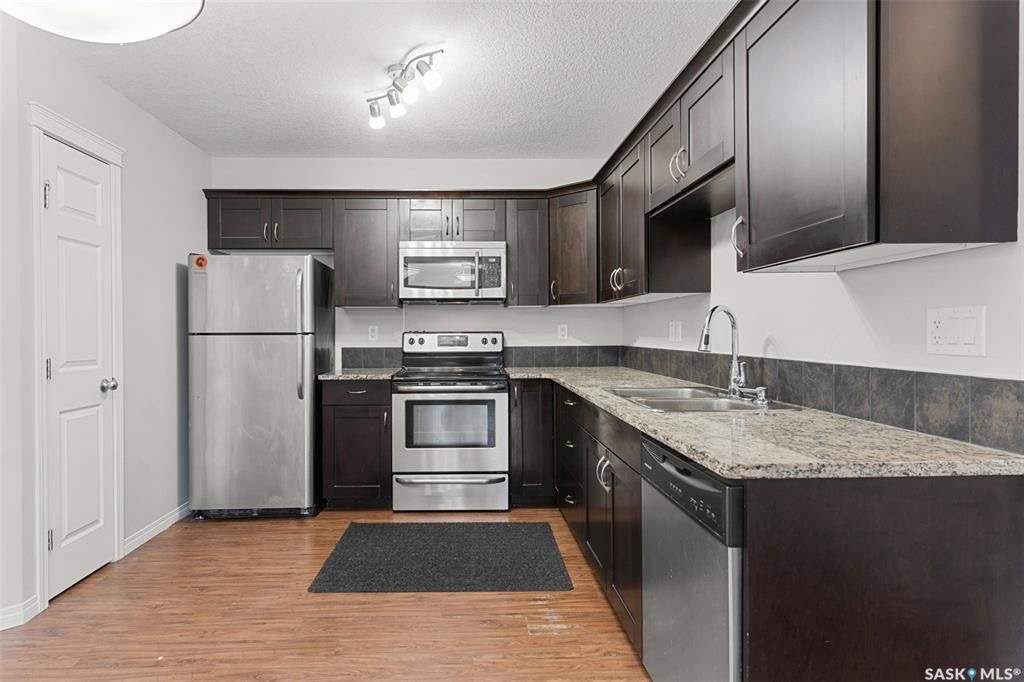 Stonebridge小区步行至学校，超市购物3室2卫2车位叠拼联排出售。安静2楼顶层边户，朝阳湖景，枫木橱柜，大理石台面，不锈钢家电，主卧带步入式衣柜，独立洗手间，大尺寸阳台，独立储物间。保养极佳。挂牌价格：$239900。详情请联系 Royal LePage地产经纪Gary - 9