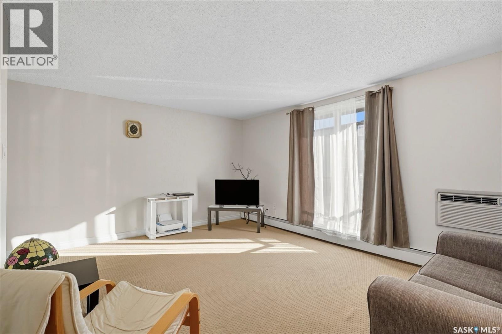 College Park翻新一室公寓出售！本地西人业主保养极佳。朝南客厅宽敞明亮，自然光充足，并可通往阳台。厨房配备升级的枫木橱柜、花岗岩台面 以及 较新的电器。布局合理，设有舒适卧室、四件式浴室，以及带有叠式洗衣机和烘干机的洗衣/储物间。其他升级包括：2023 年重新粉刷、20 - 4