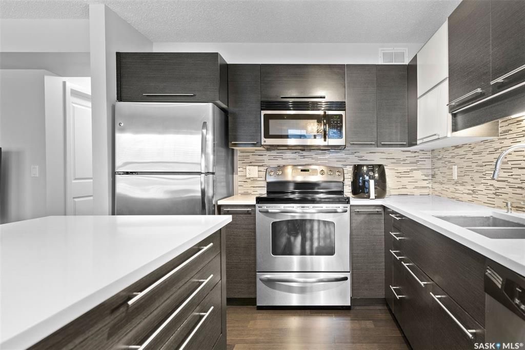 Rosewood小区1245尺 3房3卫地下室装修安静联排出售。2011年建，近小学，购物，公园。高档装修，好采光，实木地板，大理石台面，现代橱柜，不锈钢家电。二楼3个大房间尺寸足，主卧带步入式衣柜。两个卧室的窗户可以看到公园湖景，地下室完全装修有一个大家庭厅一个独立洗手间。另有 - 13