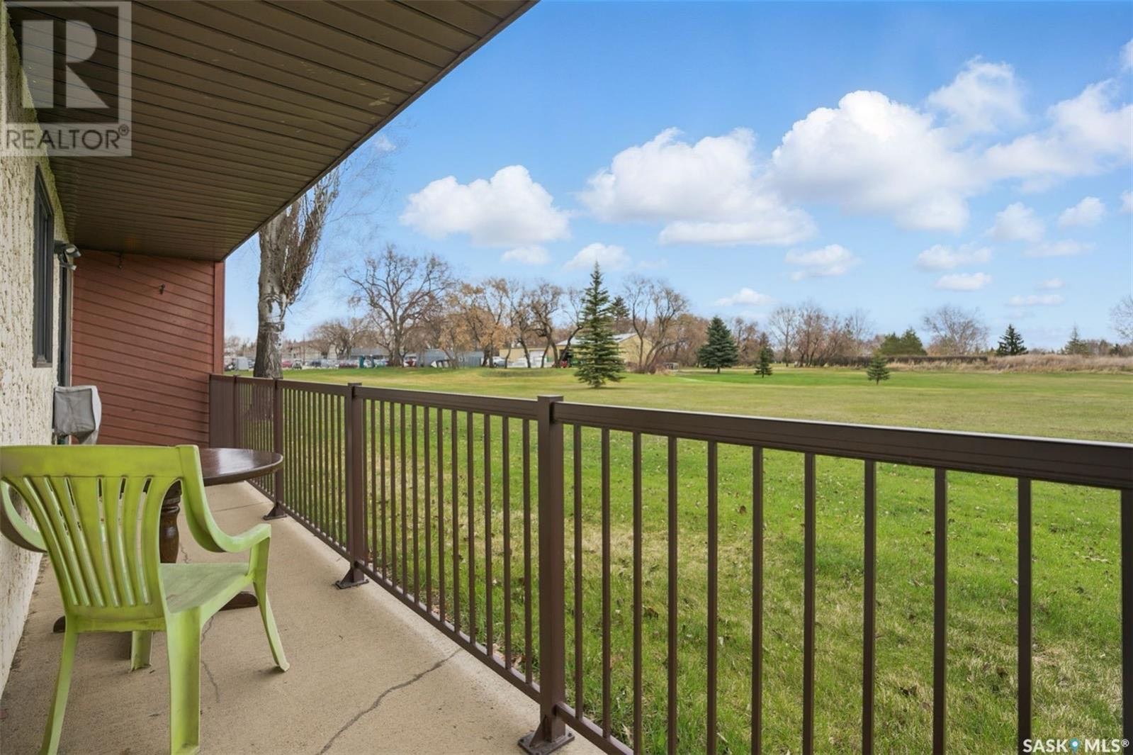 Wildwood小区背靠公园高尔夫球场3房边户公寓出售。安静、维护良好，景观优美，地理位置优越，临近学校、8街购物区及各类生活便利设施。户型宽敞，大客厅带壁炉，地面铺设了地砖，整体干净整洁。厨房配有现代化橱柜和地板。三间卧室中有一间目前用作书房，配有典雅的法式门，别具格调。一间完 - 8