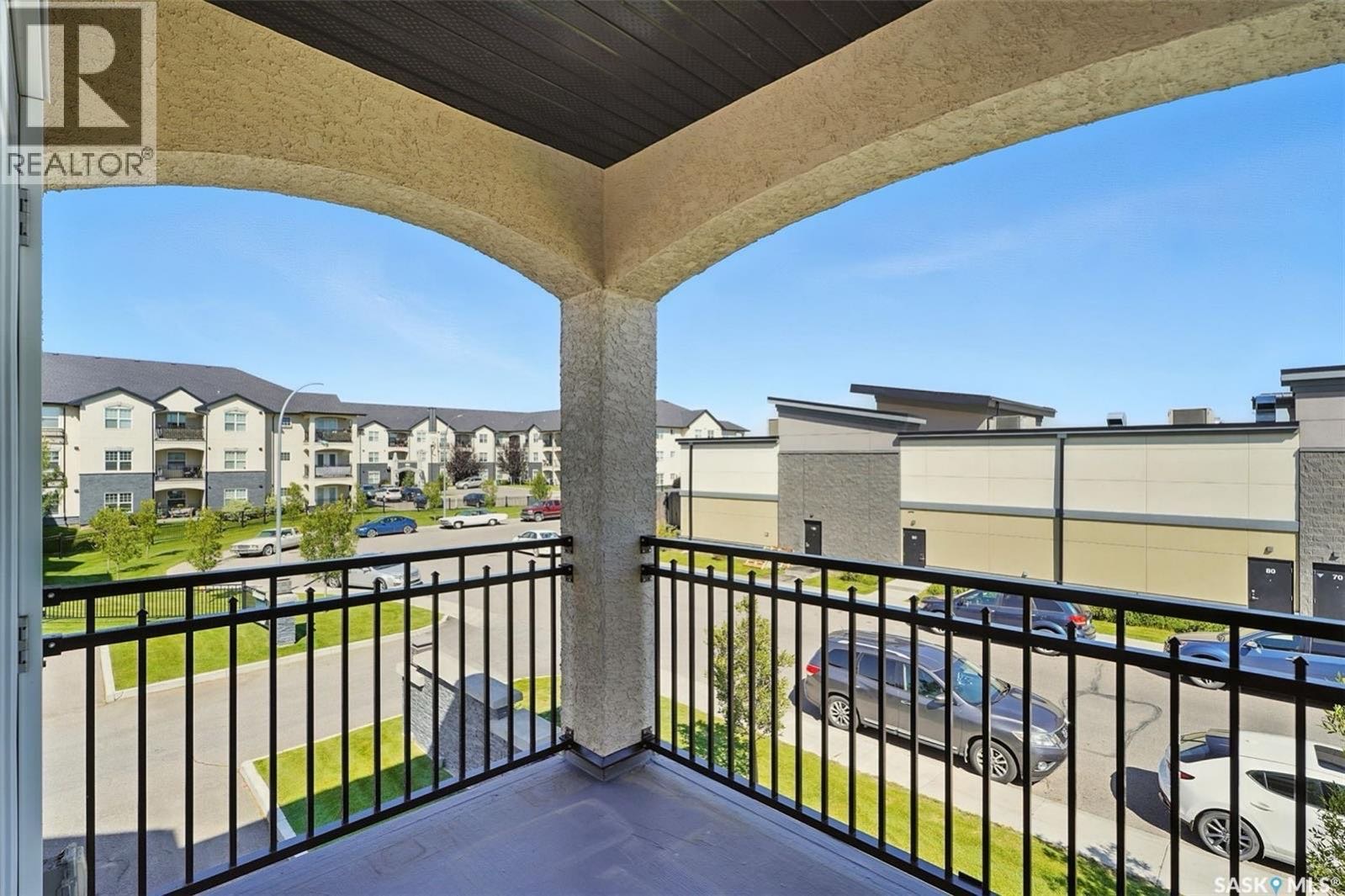 Rosewood 小区明亮角落2室2卫公寓出售，带双车位，新刷墙面，新换地板。户型为开放式设计，厨房配有木质橱柜、不锈钢电器、石英台面和操作岛台，餐厅和客厅采光充足，并通过大窗户和玻璃门通往阳台。两间卧室分布在单元的两侧，增加了私密性。主卧设有双衣柜，并可直接通往带蒸汽淋浴的三件 - 7