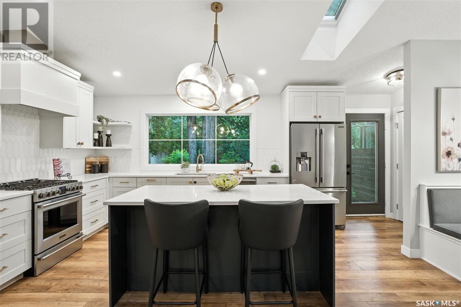 Public Open House公众开放看房 1116 Elliott St 9月27日周六 4:30-6:30PM Gary Gai或者同事Dominic Parent会在此迎接🙏 ————— 大学区Varsity View核心地段翻新四错层独立屋，R2地块宽50英尺，总面 - 6