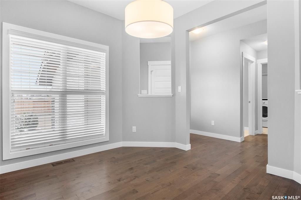 Rosewood小区400米步行至两所学校，2014年建，2100尺，4房+1书房+多功能厅，高档装修独立屋出售！保养如新，好采光，9尺加高层高，天然气壁炉，实木地板，高档枫木橱柜带天然大理石台面，不锈钢家电，大空间储物角柜。二楼有4个大卧室外加一个大空间多功能家庭厅。主卧带步入 - 7