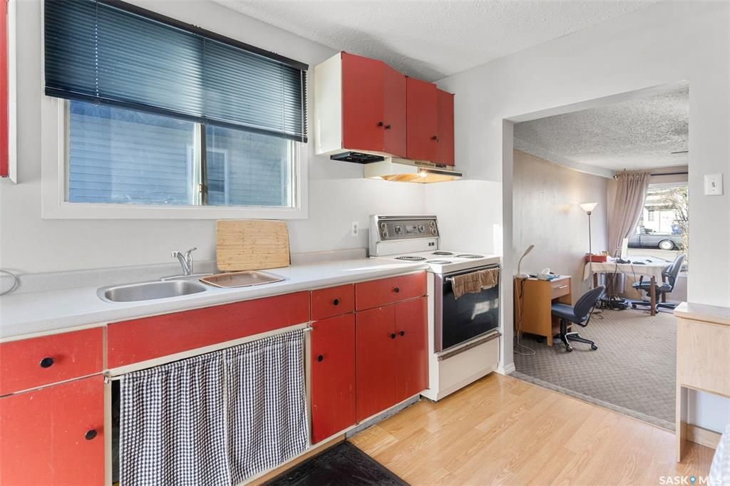 Sutherland小区840尺独立屋出售。近萨大，小学，公园，购物。 3室1卫+1书房平层，带一个18*24较新建双车库，合成板地板，地下室装修有一房一厅。2021年更新保温，新换屋顶瓦片，更新锅炉。占地5819尺。挂牌价格：$189900。详情请联系地产经纪Gary Gai  - 7