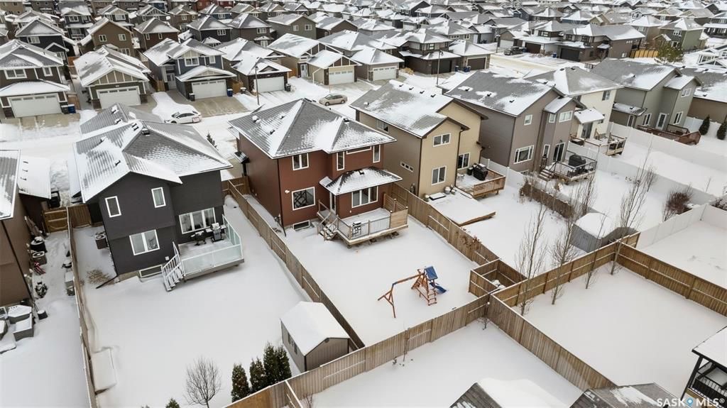 Stonebridge小区1546尺2层独立屋出售。3房3卫，地下室保温完成，带独立出入口独立电表，具备合法独立出租套间潜力。一楼开放式设计，实木地板，3层窗户，大理石台面，厨房带角柜，L形岛台，不锈钢家电，二楼3个大卧室，主卧带步入式衣柜和完整洗手间带浴缸。后院大露台，前院无草 - 21