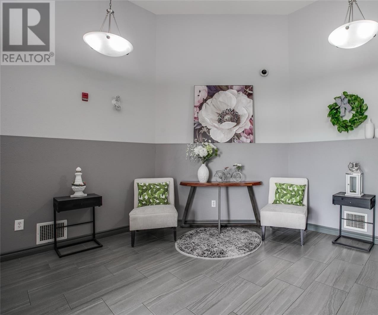 步行至8街Grosvenor Park小区顶楼公寓出售！安静顶层两室两卫户型，配地下车位。楼内安静整洁，品质优良，配备电梯及宽敞娱乐室。地理位置优越，邻近萨斯喀彻温大学、八街商业区、公园及生活设施。  公寓采用开放式布局，大面积窗户，居住面积超1000平方英尺，整体中性色调。含两 - 3