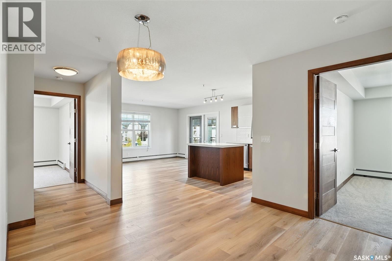 Rosewood 小区明亮角落2室2卫公寓出售，带双车位，新刷墙面，新换地板。户型为开放式设计，厨房配有木质橱柜、不锈钢电器、石英台面和操作岛台，餐厅和客厅采光充足，并通过大窗户和玻璃门通往阳台。两间卧室分布在单元的两侧，增加了私密性。主卧设有双衣柜，并可直接通往带蒸汽淋浴的三件 - 5