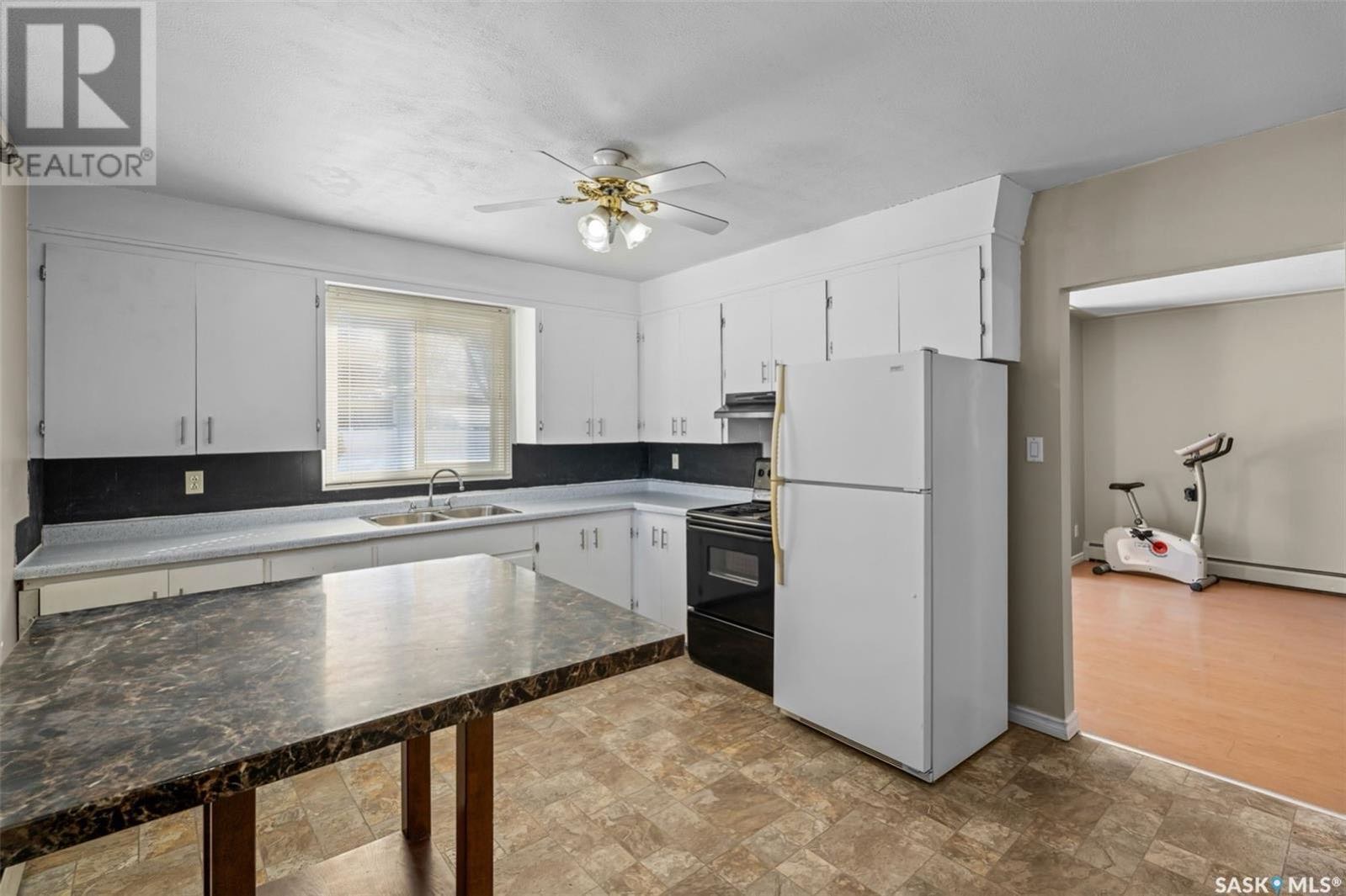 Brevoort Park小区Holy Cross 和Walter Murray高中对面优质投资房产。 - 8