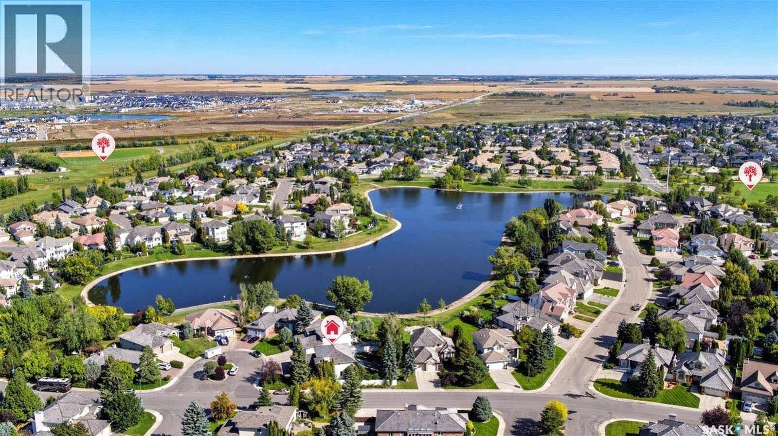 Briarwood 湖景安静街区翻新 R-2000 两层住宅，占地 9,273 平方英尺的罕见地块，拥有朝南的私密花园式后院和部分湖景；全屋 2,821 平方英尺，主层设有客厅（燃气壁炉）、家庭房、凸窗餐区、厨师级厨房（定制橱柜、石英台面、中岛、Thermador 顶级电器）、洗 - 3