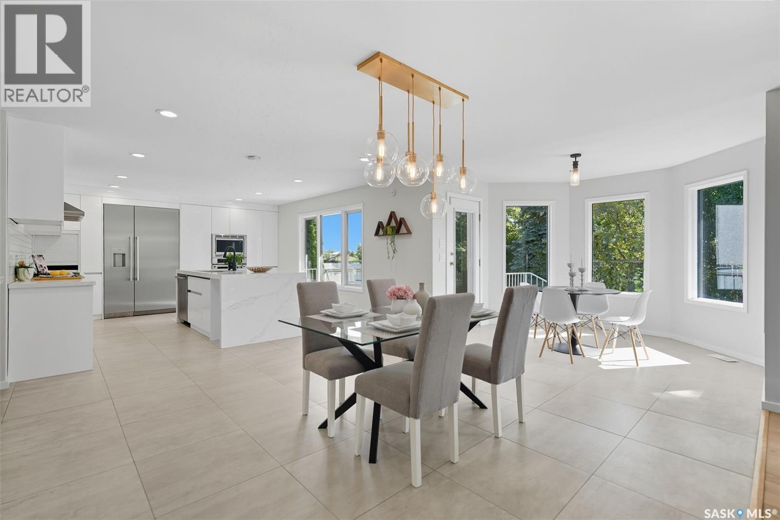 Briarwood 湖景安静街区翻新 R-2000 两层住宅，占地 9,273 平方英尺的罕见地块，拥有朝南的私密花园式后院和部分湖景；全屋 2,821 平方英尺，主层设有客厅（燃气壁炉）、家庭房、凸窗餐区、厨师级厨房（定制橱柜、石英台面、中岛、Thermador 顶级电器）、洗 - 7