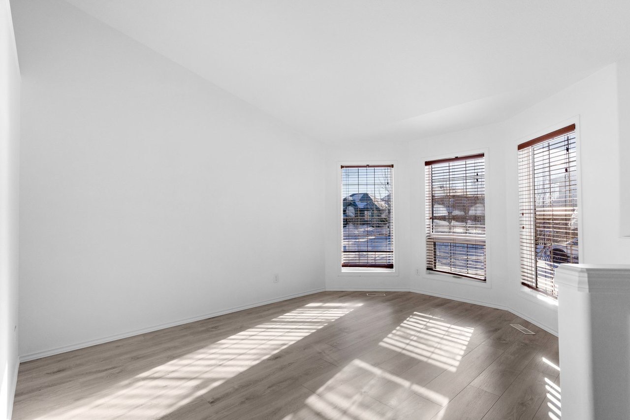 Willowgrove小区5房3卫错层独立屋出售，步行百米小学，步行20多分钟百年高中，位于小区安静私密路段，近公园，购物中心。半开放式设计，挑高尖顶，新换地板，厨房大理石台面，新刷漆，枫木厨房带新换不锈钢家电，主卧带独立洗手间，半地下室大窗户明亮如地面，2房1卫外加1家庭厅，连 - 5