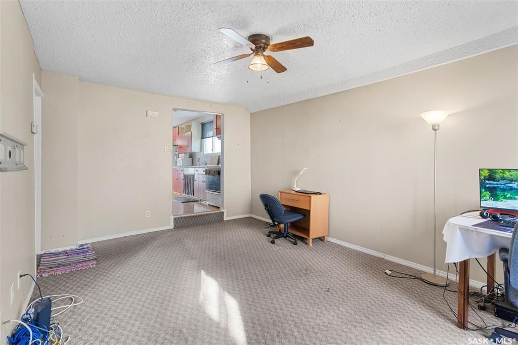 Sutherland小区840尺独立屋出售。近萨大，小学，公园，购物。 3室1卫+1书房平层，带一个18*24较新建双车库，合成板地板，地下室装修有一房一厅。2021年更新保温，新换屋顶瓦片，更新锅炉。占地5819尺。挂牌价格：$189900。详情请联系地产经纪Gary Gai  - 5