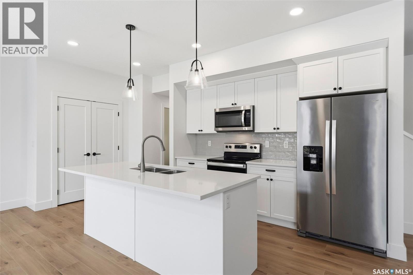 Public Open House公众开放看房 307 Keith Union 4月12日 周日2:00-4:00PM Gary Gai或者同事Dominic Parent会在此迎接🙏 ————— 步行Rosewood小学高档装修保养如新双层独立屋出售。Arbutus Prop - 8