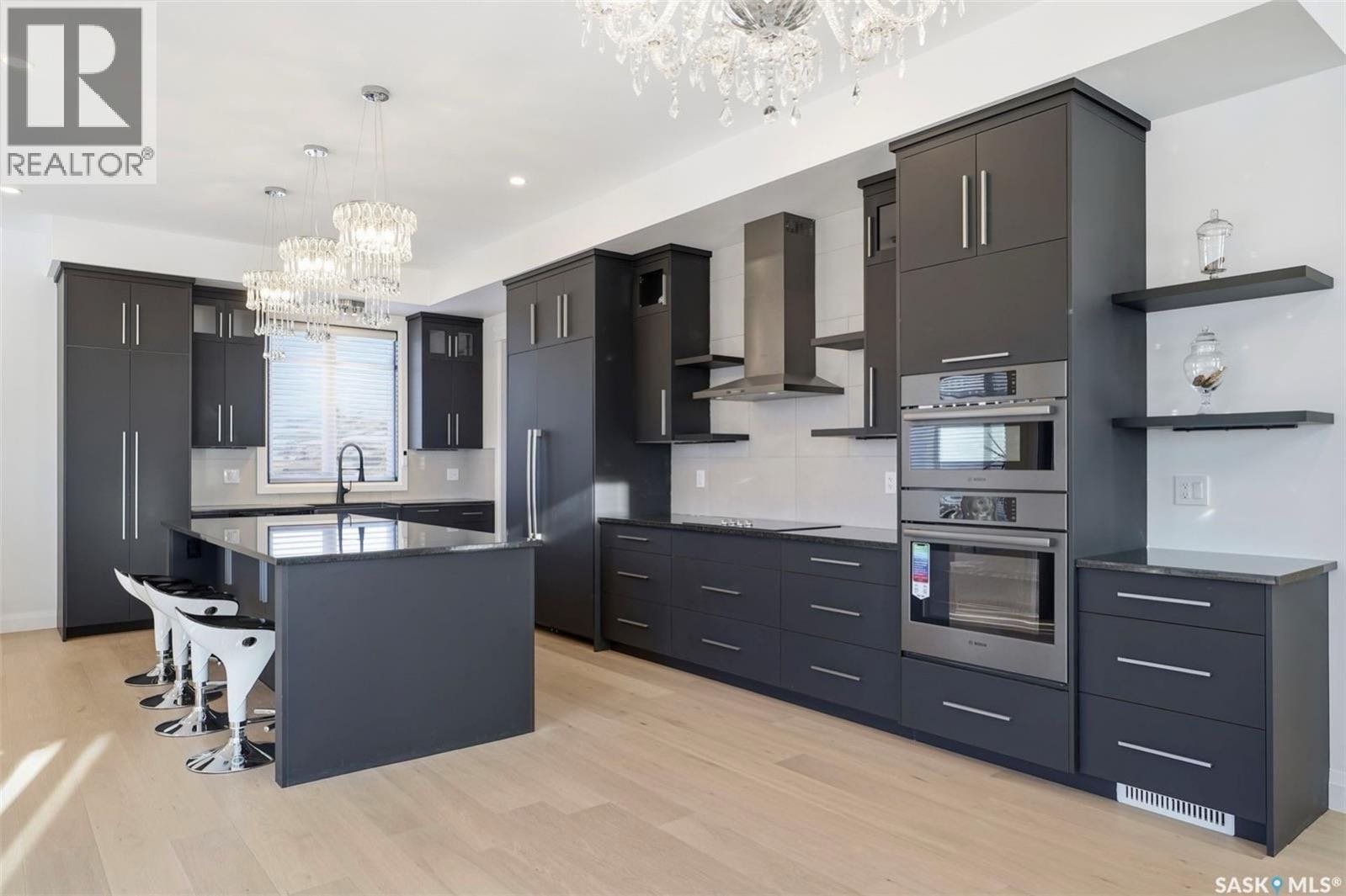 Greenbryre Estates豪华高尔夫社区3,576 平方英尺步出式豪宅出售！靠近知名的 Greenbryre 高尔夫乡村俱乐部。房屋融合了豪华舒适性与顶级设计。朝西后院私密安静，可欣赏日落景观，室内采光充足。主层层高 10 英尺，配有大面积窗户和开放式布局，空间通透明亮 - 5