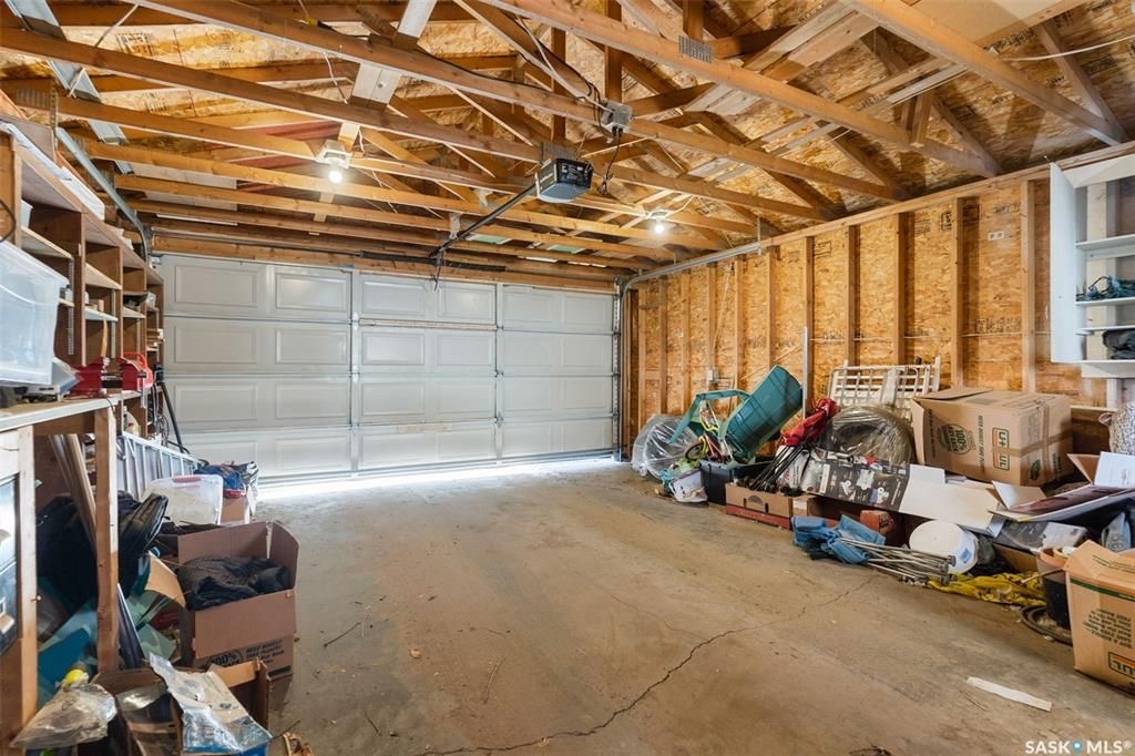 Sutherland小区840尺独立屋出售。近萨大，小学，公园，购物。 3室1卫+1书房平层，带一个18*24较新建双车库，合成板地板，地下室装修有一房一厅。2021年更新保温，新换屋顶瓦片，更新锅炉。占地5819尺。挂牌价格：$189900。详情请联系地产经纪Gary Gai  - 19