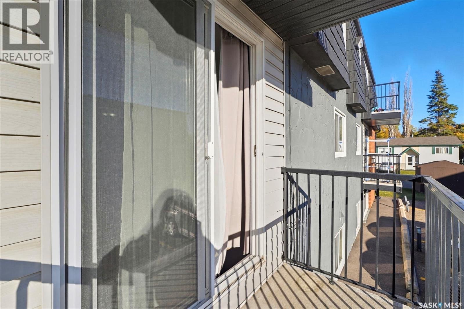 College Park翻新一室公寓出售！本地西人业主保养极佳。朝南客厅宽敞明亮，自然光充足，并可通往阳台。厨房配备升级的枫木橱柜、花岗岩台面 以及 较新的电器。布局合理，设有舒适卧室、四件式浴室，以及带有叠式洗衣机和烘干机的洗衣/储物间。其他升级包括：2023 年重新粉刷、20 - 5