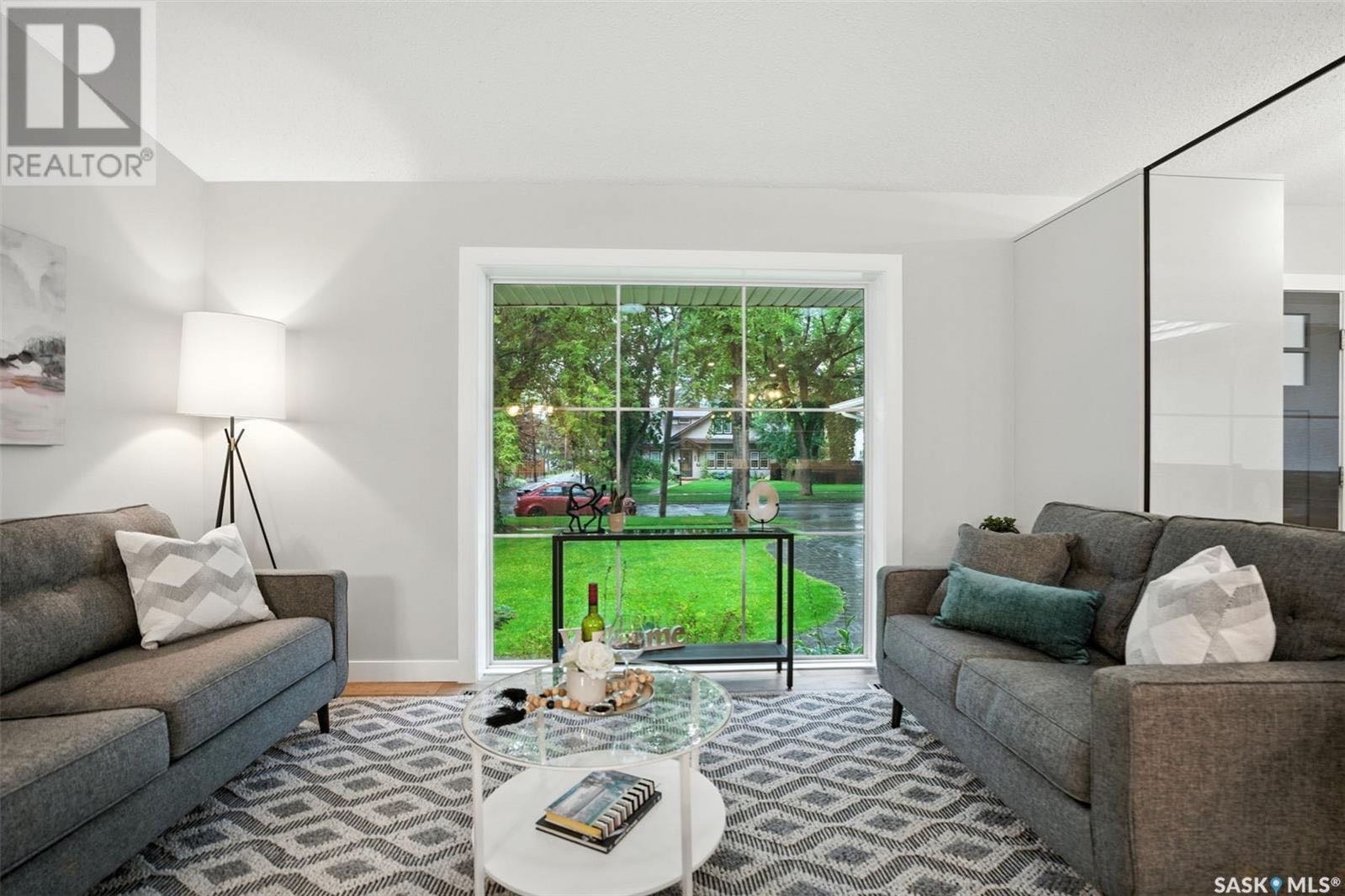 Public Open House公众开放看房 1116 Elliott St 9月12日周五 5-7PM 周日 11:30AM-1:30 PM Gary Gai或者同事Dominic Parent会在此迎接🙏 ————— 大学区Varsity View核心地段翻新四错层独立屋 - 5