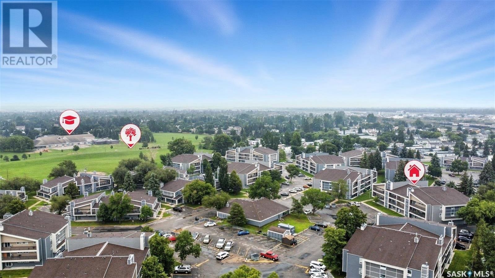 Forest Grove小区顶楼边户公寓出售！位置优越，距离萨斯喀彻温大学仅7分钟车程，毗邻两所小学，步行即可到达 University Heights 购物区和两所高中。作为边户单位，这套安静公寓多一个侧窗，采光更佳，客厅和卧室均铺设复合地板，厨房、餐厅和两个卫生间为瓷砖地面， - 4