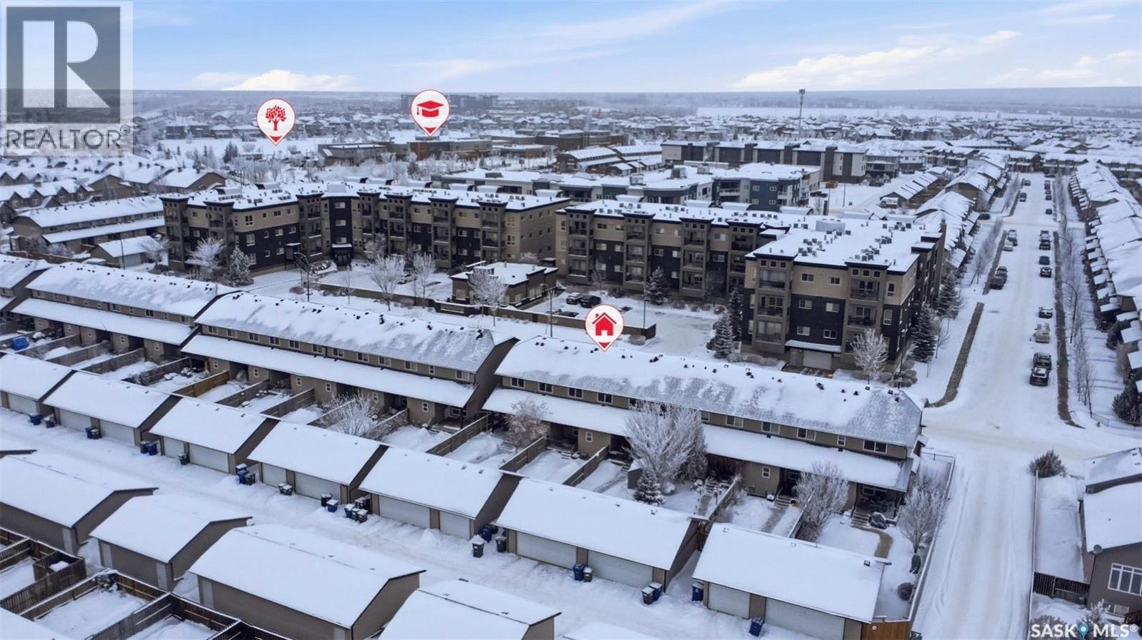 步行百米至Willowgrove小学3房3卫联排出售。2008年建，Riverbend Developments建造质量可靠，居住舒适。地理位置优越，安静私密，距离Willowgrove Square广场和两所小学仅一个街区，靠近St. Joseph和Centennial高中、U - 4