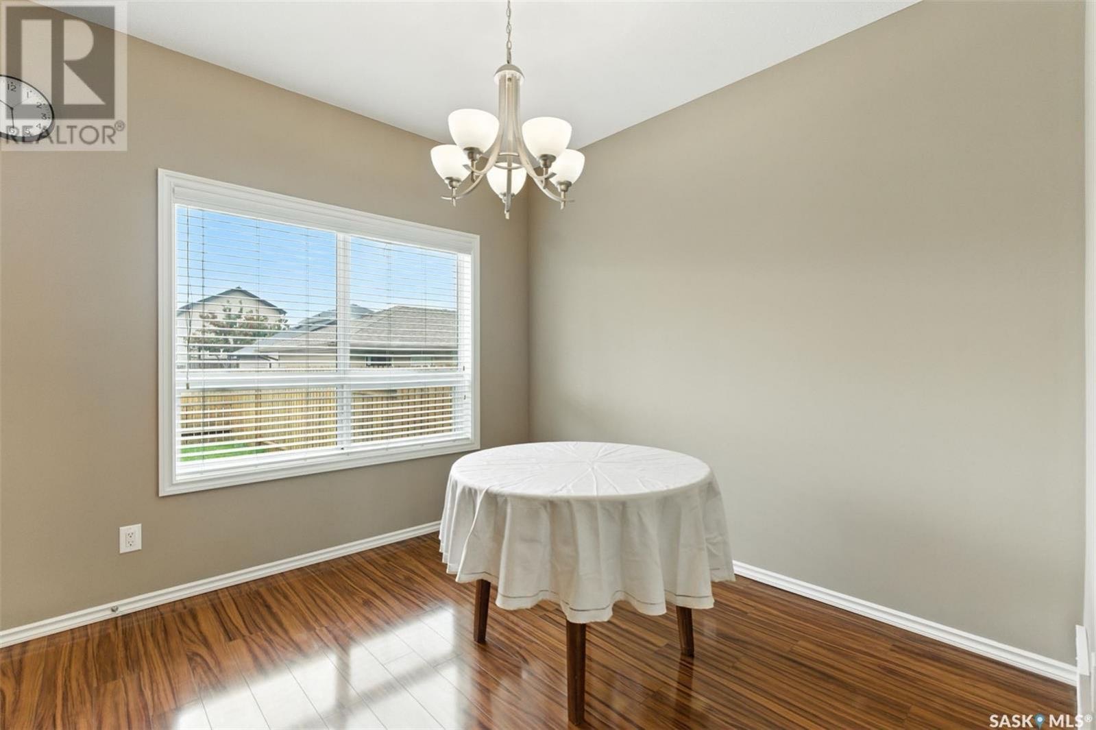 步行百米至Willowgrove小学4房4卫联排出售。Riverbend Developments建造质量可靠，居住舒适。地理位置优越，距离Willowgrove Square广场和两所小学仅一个街区，靠近St. Joseph和Centennial高中、University He - 7