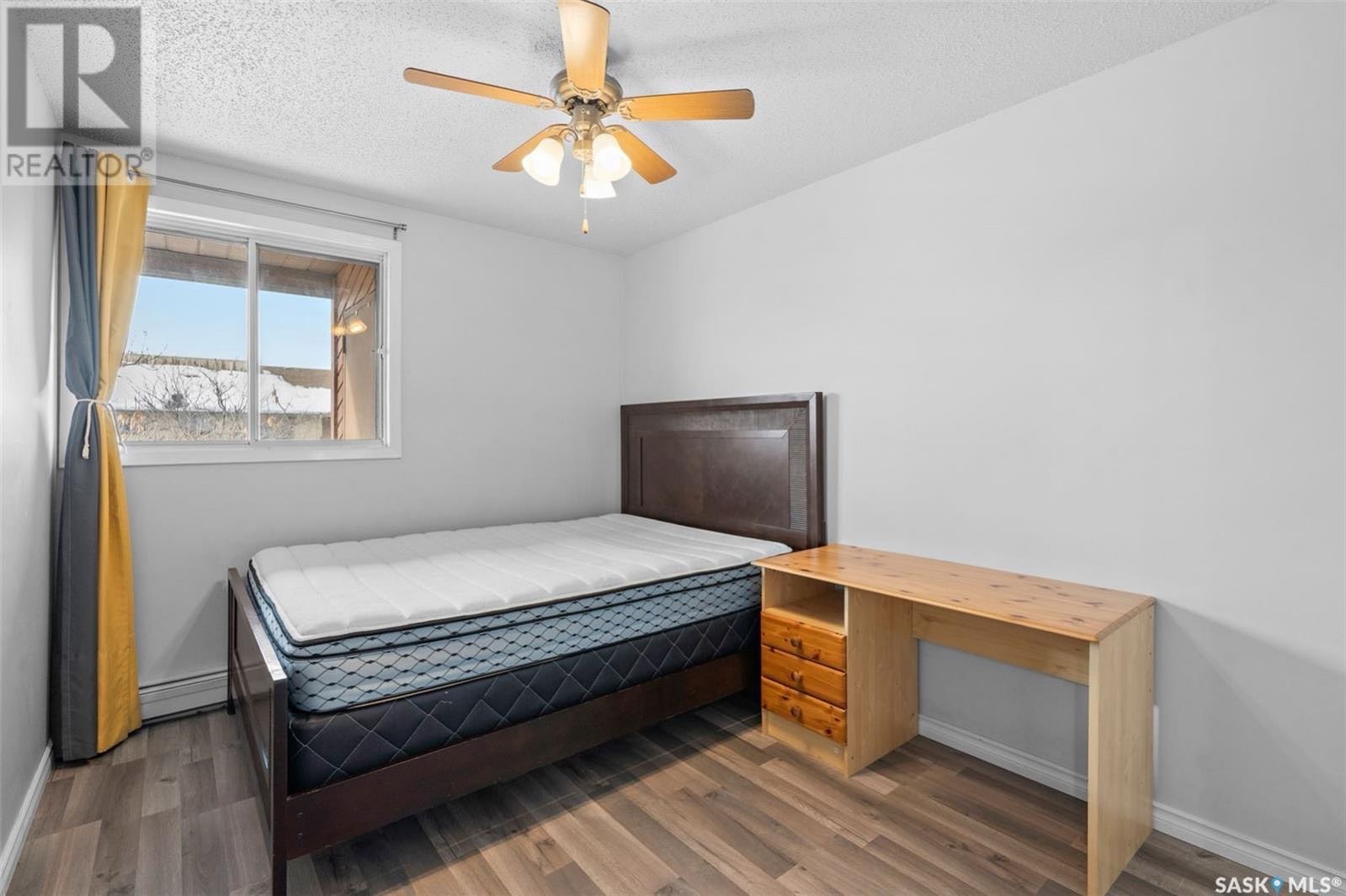 Wildwood小区8街安静顶层2房公寓出售。所在小区紧邻高尔夫球场，超市购物，学校及各种设施。这套经过翻新的两居室采用开放式布局，配有早餐吧台，全方位升级：新复合地板、墙面刷新、卫浴升级、灯饰（2023年）、台面翻新（2023年）、厨房水槽及管道升级（2021年）、淋浴喷头与水 - 8