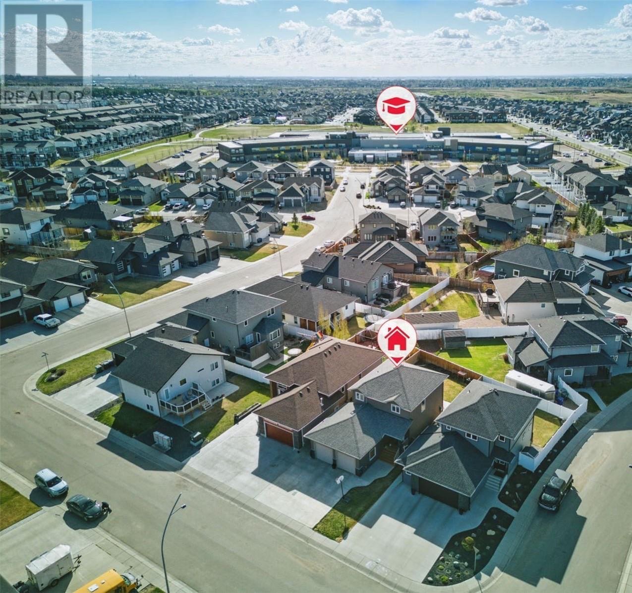 Evergreen 小区高档装修4房两层独立屋出售。距离 Sylvia Fedoruk 和 St. Nicholas 学校仅百米，步行可达公园、商店和各类生活设施。主层为开放式布局，设有宽敞玄关、带内置吊顶音响的明亮客厅，以及配有花岗岩台面、带缓冲闭合功能的 Superior 厨 - 4