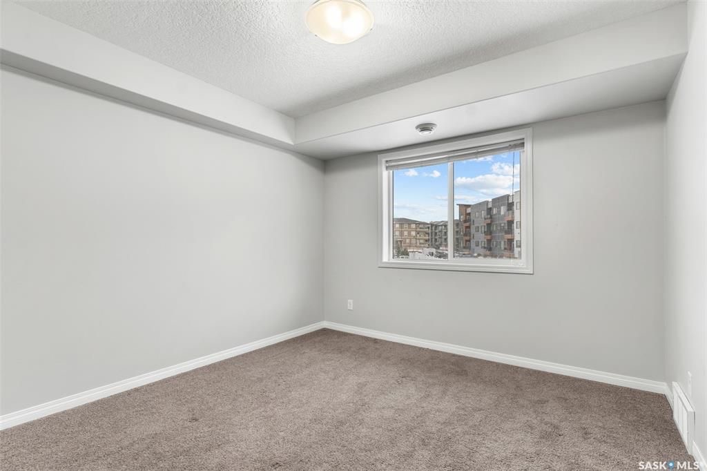 Stonebridge小区步行至学校，超市购物3室2卫2车位叠拼联排出售。安静2楼顶层边户，朝阳湖景，枫木橱柜，大理石台面，不锈钢家电，主卧带步入式衣柜，独立洗手间，大尺寸阳台，独立储物间。保养极佳。挂牌价格：$239900。详情请联系 Royal LePage地产经纪Gary - 18