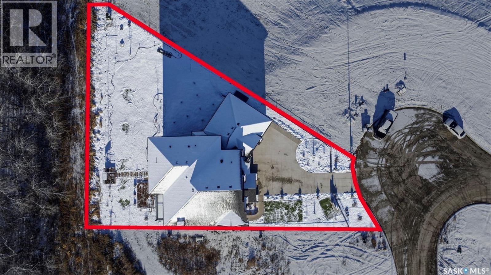 Greenbryre Estates豪华高尔夫社区3,576 平方英尺步出式豪宅出售！靠近知名的 Greenbryre 高尔夫乡村俱乐部。房屋融合了豪华舒适性与顶级设计。朝西后院私密安静，可欣赏日落景观，室内采光充足。主层层高 10 英尺，配有大面积窗户和开放式布局，空间通透明亮 - 8