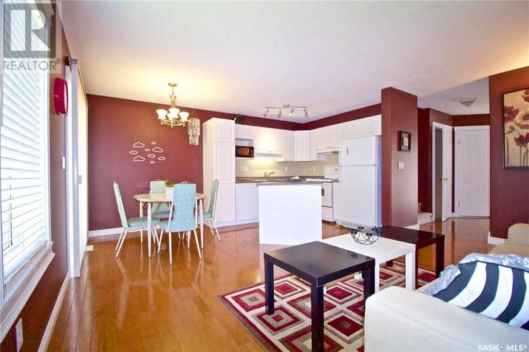 步行至百年高中3房3卫联排出售。Erindale核心地段、环境宁静。步行可达两所高中（St. Joseph高中与Centennial Collegiate）、两所小学（Dr. John G. Egnatoff小学和天主教Father Robinson小学）以及University - 6