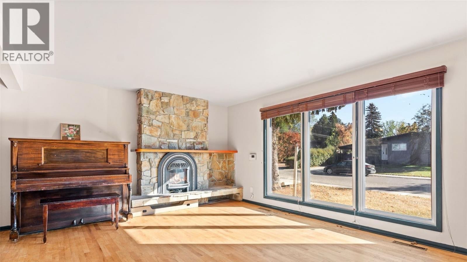 Greystone Heights小区1310尺4房4卫平层独立屋出售。优质地段靠近萨大，中小学校、公园、8街商圈，生活便利。房屋宽敞，占地面积大。主层客厅、餐厅及卧室采用L型布局，铺设橡木实木地板；厨房、走廊及主浴室为瓷砖地面。主卧带两件式卫生间，壁炉已改为燃气壁炉。地下室独立 - 5