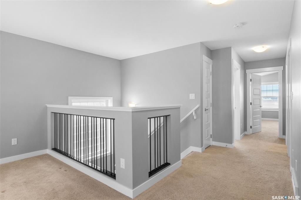 Rosewood小区400米步行至两所学校，2014年建，2100尺，4房+1书房+多功能厅，高档装修独立屋出售！保养如新，好采光，9尺加高层高，天然气壁炉，实木地板，高档枫木橱柜带天然大理石台面，不锈钢家电，大空间储物角柜。二楼有4个大卧室外加一个大空间多功能家庭厅。主卧带步入 - 14