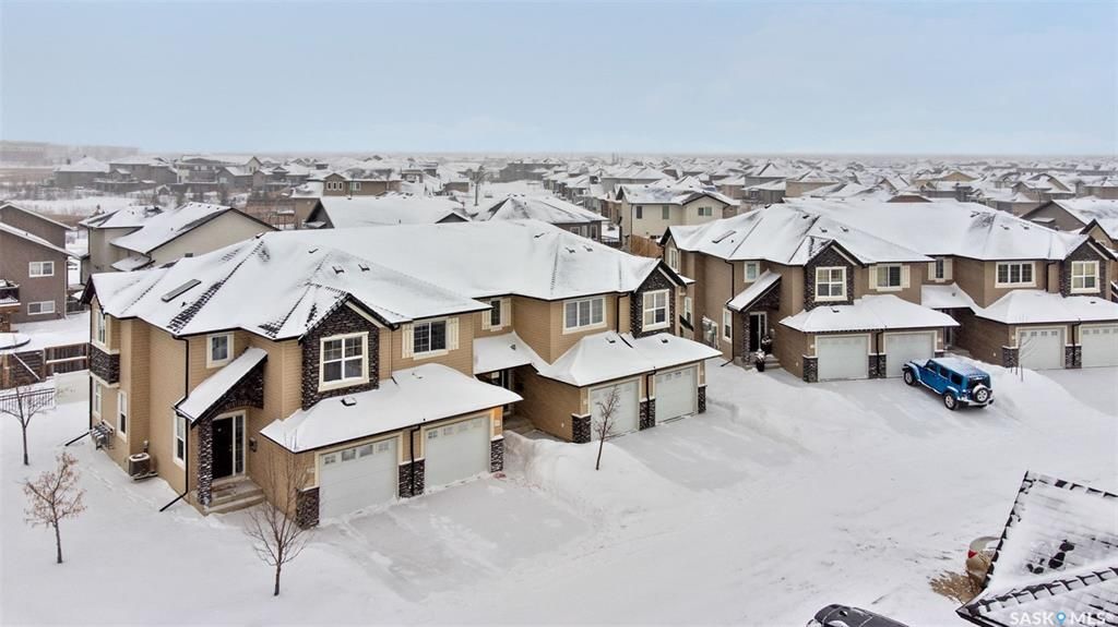 Rosewood小区1245尺 3房3卫地下室装修安静联排出售。2011年建，近小学，购物，公园。高档装修，好采光，实木地板，大理石台面，现代橱柜，不锈钢家电。二楼3个大房间尺寸足，主卧带步入式衣柜。两个卧室的窗户可以看到公园湖景，地下室完全装修有一个大家庭厅一个独立洗手间。另有 - 6