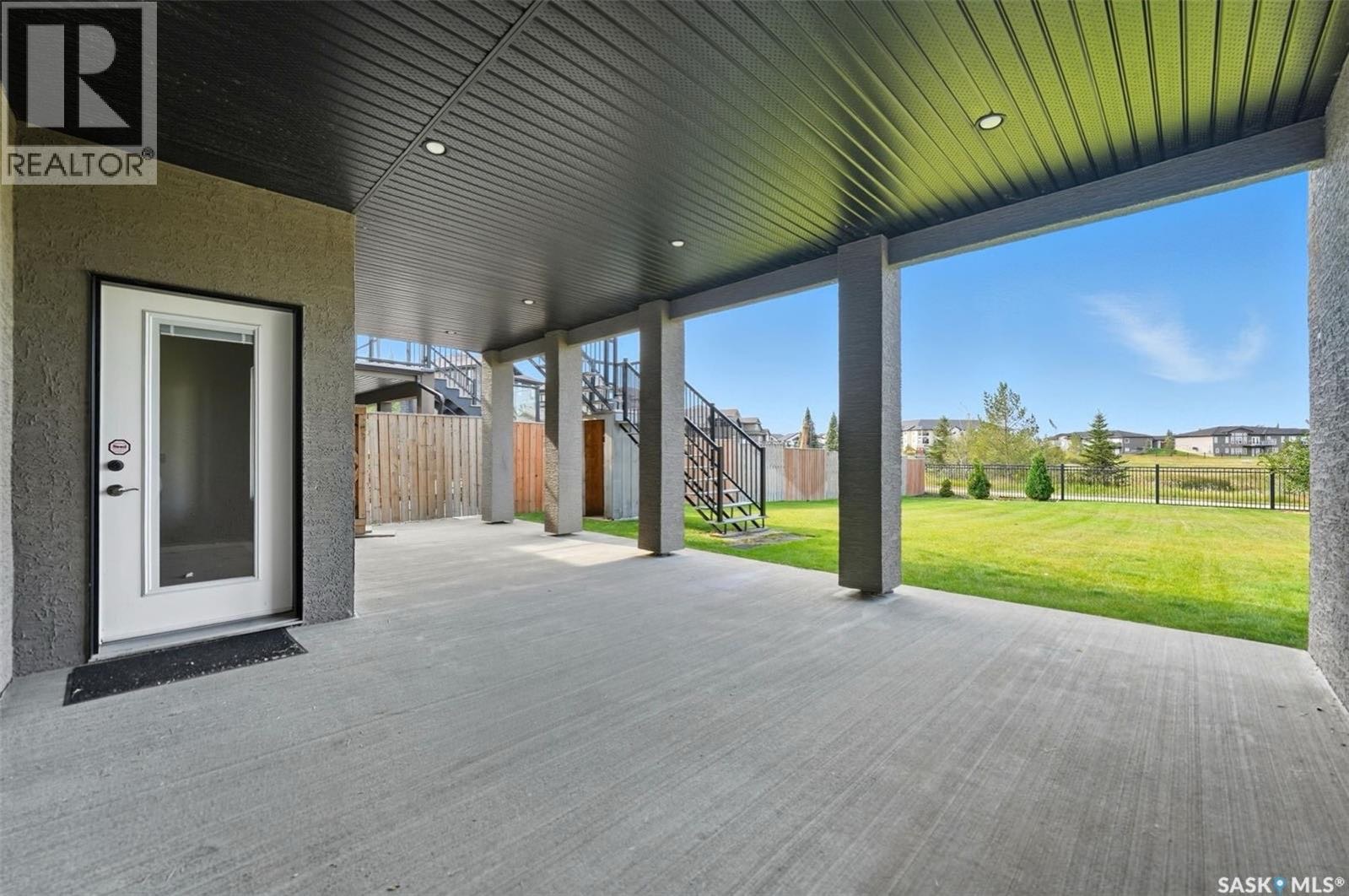 Public Open House公众开放看房 714 Ledingham Pl 11月9日 周日 2-4PM Gary Gai或者同事Dominic Parent会在此迎接🙏 ————— Rosewood公园湖景地下室步出式独立屋出售！超大占地9,559 平方英尺，位于优越的 - 8