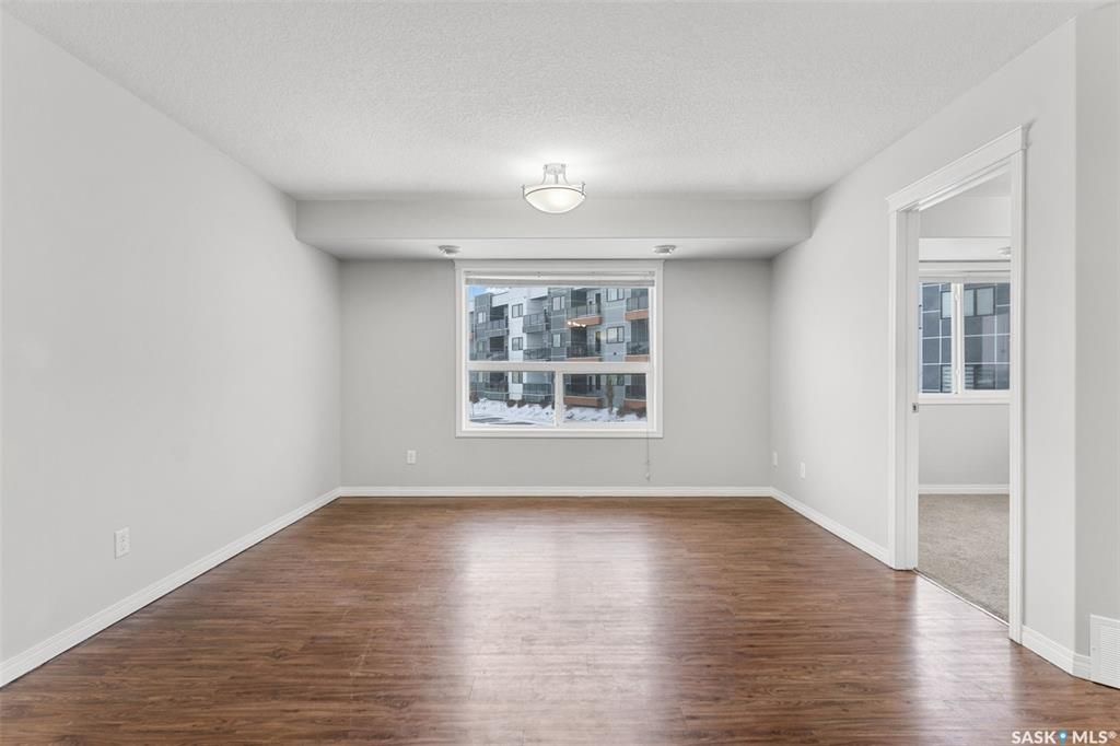 Stonebridge小区步行至学校，超市购物3室2卫2车位叠拼联排出售。安静2楼顶层边户，朝阳湖景，枫木橱柜，大理石台面，不锈钢家电，主卧带步入式衣柜，独立洗手间，大尺寸阳台，独立储物间。保养极佳。挂牌价格：$239900。详情请联系 Royal LePage地产经纪Gary - 11